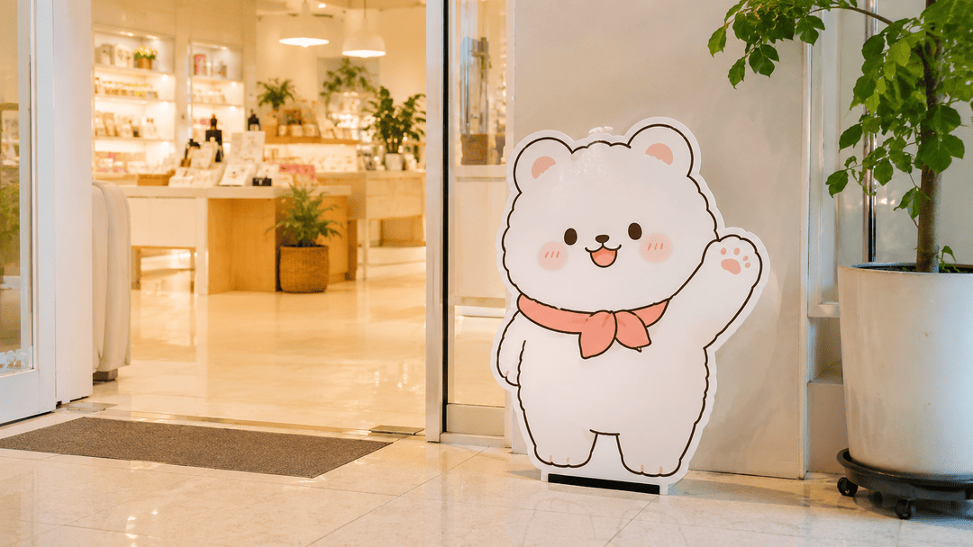 매장 입구에 설치된 백색 포맥스 캐릭터 등신대 포토존